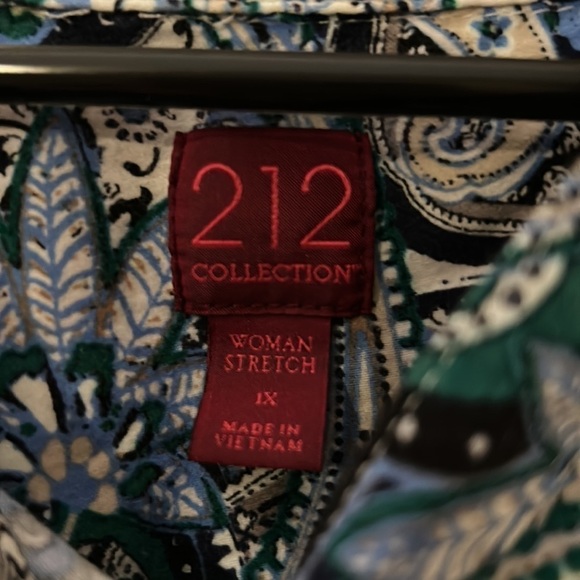 Lovely Patterned Button-Down Blouse - Picture 2 of 4